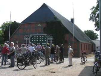 Radwanderer auf einem Gutshof